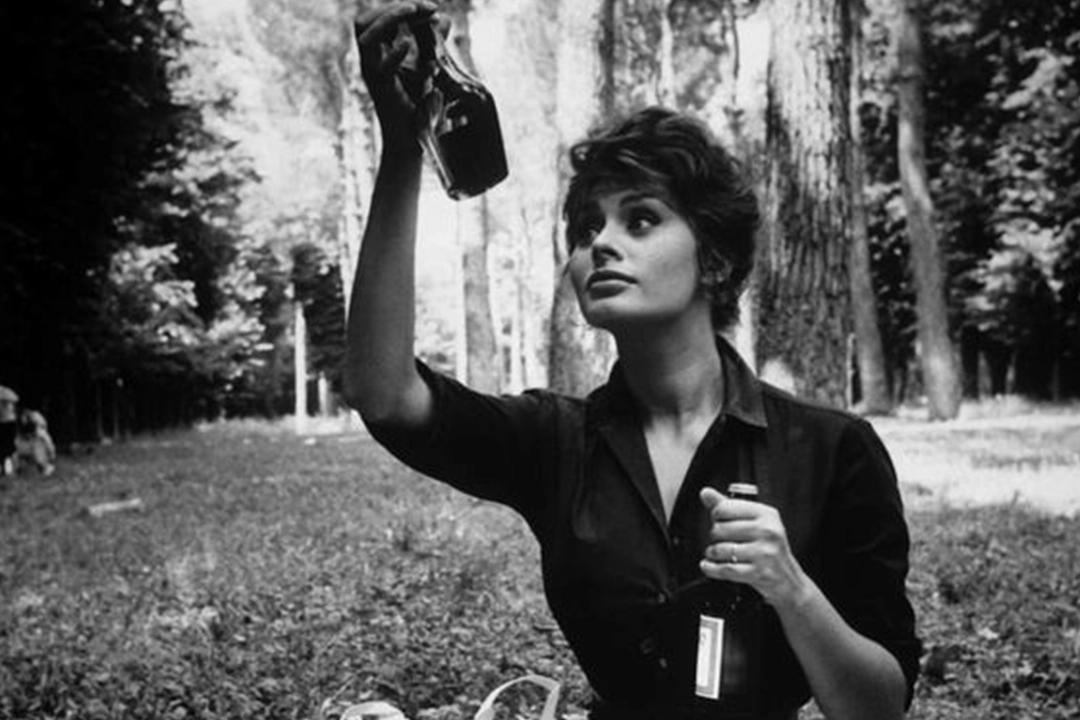 Sophia Loren segurando vinho Malbec