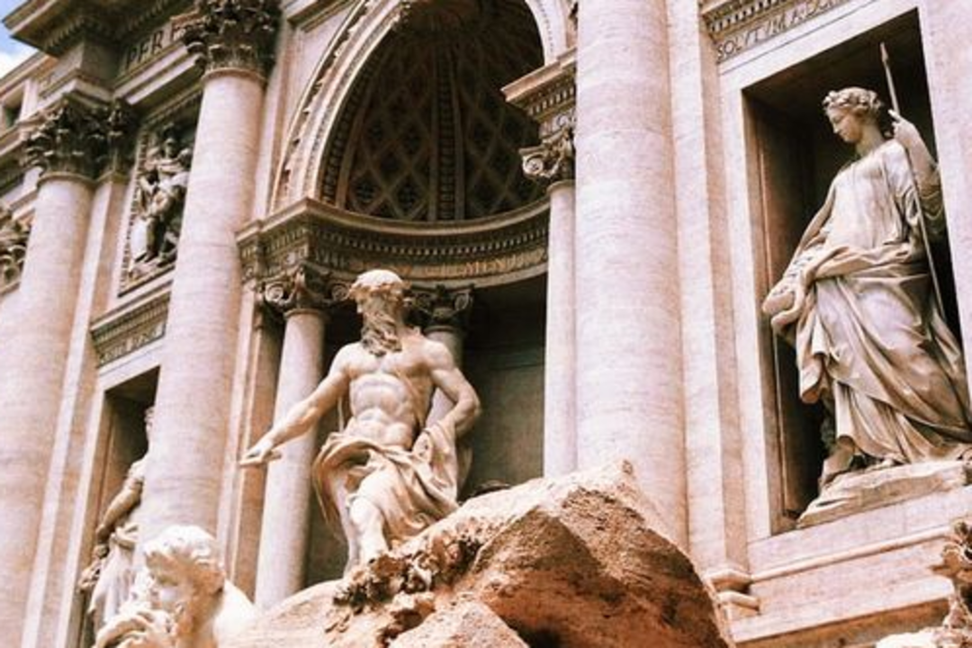 Foto da Fontana, ponto turístico da Italia que exemplifica a beleza da arquitetura italiana.