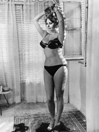 Sophia Loren de biquíni em um foto em preto e branco