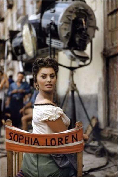 Sophia Loren sentada em uma cadeira com seu nome em um set de filmagem.